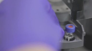 Bilim adamı laboratuvarda araştırma yapıyor. Laboratuvar asistanı laboratuvar ekipmanlarıyla çalışıyor..