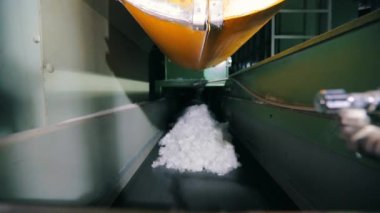 Holofiber. Holofiber üretim. Dokumasız bir fabrikada holofiber. Dokumasız malzemelerin üretimi.