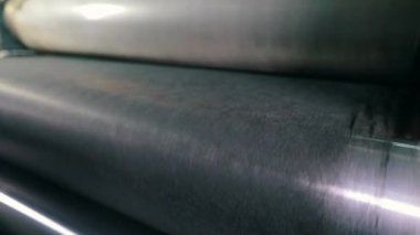 Fabrikada tarım lifleri üretiliyor. Taşıyıcı hattındaki aşınma lifleri yakın plan. Agrofiber üretim süreci.