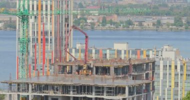 Çok katlı bir binanın şantiyesinde çalışıyorum. İşçiler ev inşa eder. Çok katlı bir binanın inşaatı.