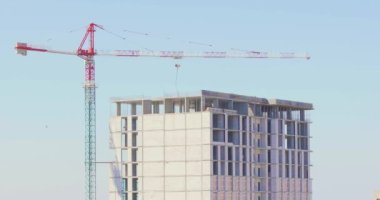 İnşaat alanında bir vinç. İnşaat alanındaki bir vinç işi. Kule vinci inşaat alanında döner..