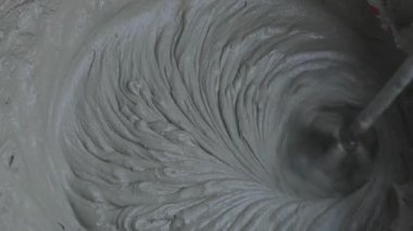 Kovada harç karıştırıyorum. Havan topu mikserle birlikte bir kovada yoğurulur..