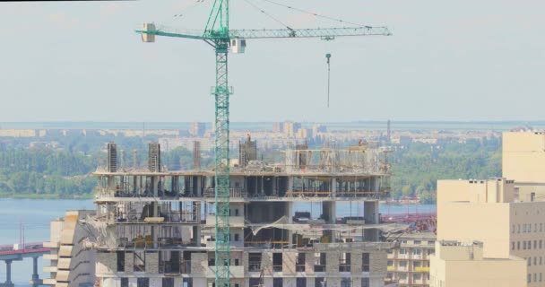 Construcción Edificio Residencial Varios Pisos Torre Grúa Vez Vueltas Sitio — Vídeo de stock