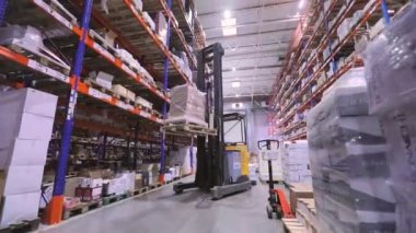 Mallarla dolu büyük bir depo. Yüksek rafları olan çok büyük bir depo. Büyük bir depoda. Modern depo.