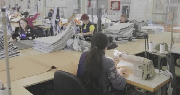 Μια Μοδίστρα Δουλεύει Εργοστάσιο Ρούχων Παραγωγή Κλωστοϋφαντουργικών Προϊόντων Διαδικασία Εργασίας — Αρχείο Βίντεο