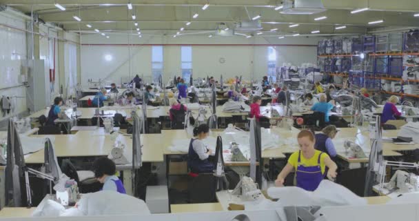 Una Costurera Trabaja Una Fábrica Ropa Producción Textil Proceso Trabajo — Vídeo de stock