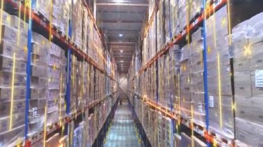 Depoda modern bir forklift. Modern teknolojilerin görselleştirilmesi. Grafikleri olan modern bir depoda forklift..