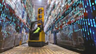 Depoda modern bir forklift. Modern teknolojilerin görselleştirilmesi. Grafikleri olan modern bir depoda forklift..