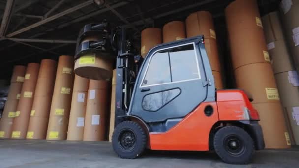 Forklift Carrying Large Roll Paper Forklift Carrying Paper Factory Loader — ストック動画