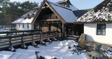 Kışın ormanın yakınındaki restoran. Kışın ormanın yakınındaki dinlenme merkezi. Orman manzaralı güzel bir kır evi..