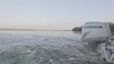 Gün batımında parti teknesi. Parti için eğlence teknesi. Parti teknesi gün batımında nehirde yüzer..