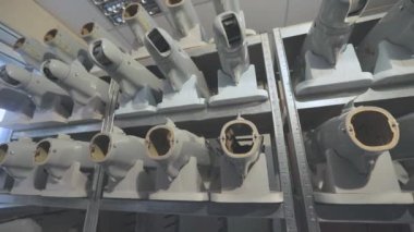 Fabrikada İHA üretimi. UAV raflarda boş. Askeri İHA 'ların üretimi.