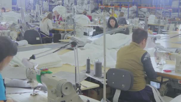 縫製工場では多くのストレスが働いています 衣類工場での作業プロセス 大きな縫製工房 シームレスは工場で製品を作る 衣服工場 — ストック動画