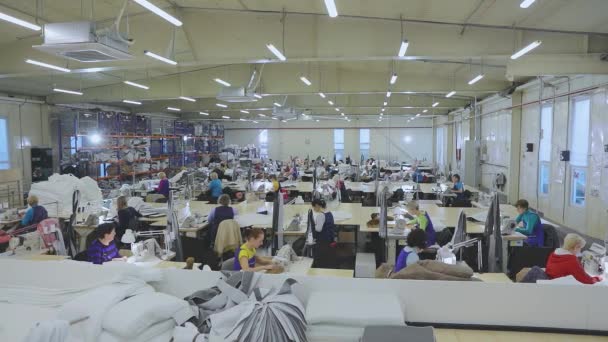 Una Costurera Trabaja Una Fábrica Ropa Producción Textil Proceso Trabajo — Vídeos de Stock