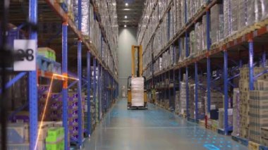 Depoda modern bir forklift. Modern teknolojilerin görselleştirilmesi. Grafikleri olan modern bir depoda forklift..