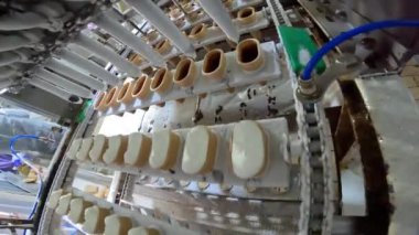 Dondurma üretimi. Otomatik dondurma üretimi. Otomatik dondurma üretim hattı.