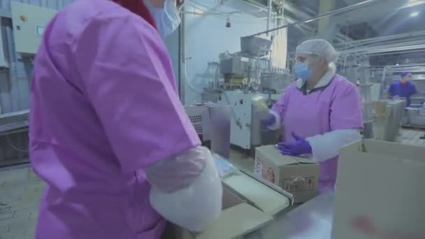 Arbeiders Doen Ijs Dozen Vrouwen Verpakken Ijs Dozen Werkstroom Fabriek — Stockvideo