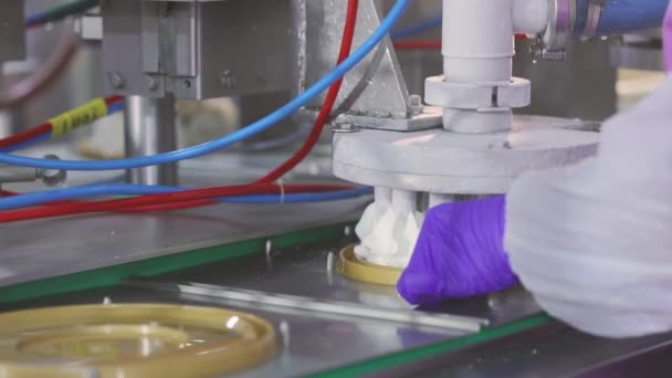 Production Automatisée Crème Glacée Convoyeur Automatisé Pour Créer Gâteau Crème — Video