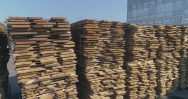 Doğal olarak Kurutulmuş Ağaç. Güneş ve rüzgarla birlikte tahtadan suyun çıkarılması. Güneşin altında kuru odunlar..