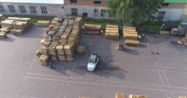Büyük marangoz fabrikası manzarası. Bir marangoz fabrikasının üzerinde bir uçuş. Modern mobilya fabrikasının genel planı.