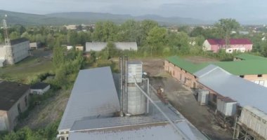Kazan boruları. Fabrika kazanı. Fabrikadaki kazan dairesinde uçuyor. Ahşap fabrikasında modern bir kazan dairesi..