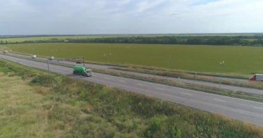 Araba manzaralı bir yol. Şehrin dışındaki otoyol, yolun kenarındaki tarlalar..