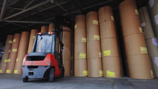 Forklift Carrying Large Roll Paper Forklift Carrying Paper Factory Loader — Stockvideo