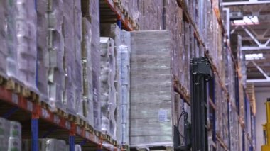 Fabrikanın deposunda özel ekipman var. Modern yükleyiciler büyük bir depoda. Depo işi. Büyük bir depoda iş akışı.