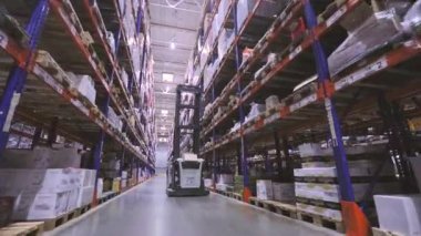 Modern forkliftte çalışan bir işçi. Büyük, modern bir depoda çalışıyorum. Modern bir depoda çalışma.