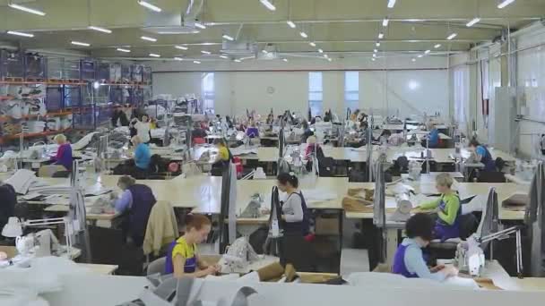Een Naaister Werkt Een Kledingfabriek Textielproductie Het Werkproces Naaien Van — Stockvideo