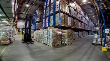 Fabrikanın genel planında büyük bir depo var. Fabrika deposu genel planında çalışıyorum..