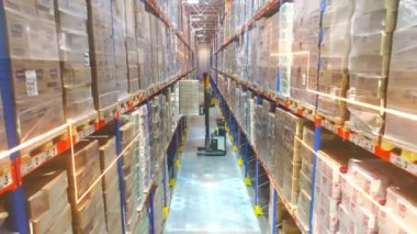 Depoda modern bir forklift. Modern teknolojilerin görselleştirilmesi. Grafikleri olan modern bir depoda forklift..