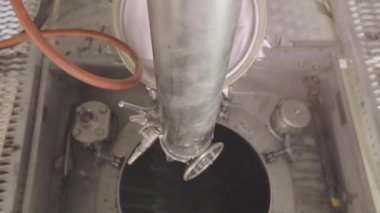 Tank kamyonu temizleme operasyonu. Tanker kimyasal temizlik işinde. Kamyon tankını içeriden temizliyorum..