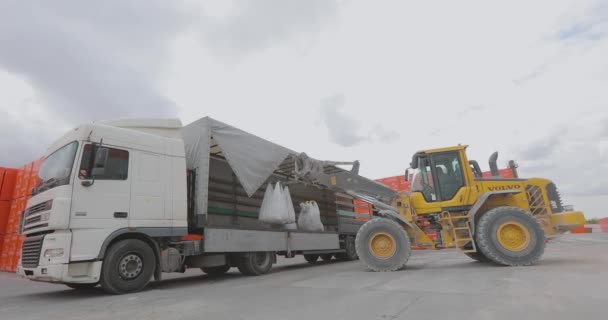 Buldożer Rozładowuje Torby Ciężarówki Wyładowuję Towar Ciężarówki Buldożer Rozładowuje Towary — Wideo stockowe