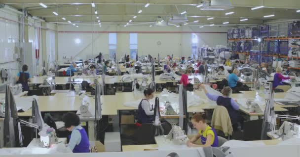 Una Costurera Trabaja Una Fábrica Ropa Producción Textil Proceso Trabajo — Vídeo de stock