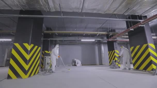 Bauarbeiter Polieren Den Boden Mit Spezialgeräten Betonoberflächenschleifen Bauarbeiter Auf Einer — Stockvideo