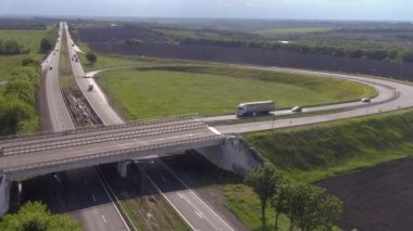 Otobanda bir taşıt kavşağı. Arabaları olan büyük bir yol, güzel havalarda manzaralı. Arabalar şehrin dışındaki otoyol boyunca gider..