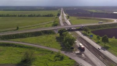 Otobanda bir taşıt kavşağı. Arabaları olan büyük bir yol, güzel havalarda manzaralı. Arabalar şehrin dışındaki otoyol boyunca gider..
