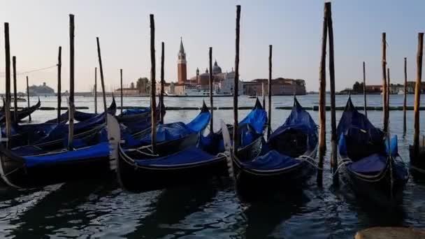 Гандолы Раскачиваются Волнах Канале Венеции Пришвартованные Туристические Гондолы Венецианском Канале — стоковое видео
