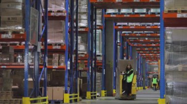 Fabrikanın deposunda özel ekipman var. Modern yükleyiciler büyük bir depoda. Depo işi. Büyük bir depoda iş akışı.
