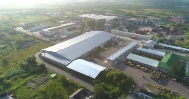 Modern fabrika manzaralı. Yeni bir modern mobilya fabrikasının üzerinde bir uçuş. Mobilya fabrikası üst görünümü.