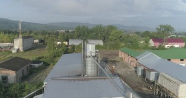 Kazan boruları. Fabrika kazanı. Fabrikadaki kazan dairesinde uçuyor. Ahşap fabrikasında modern bir kazan dairesi..