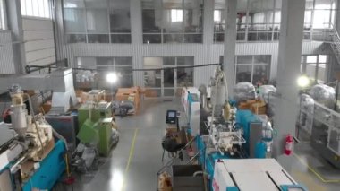 Üretim atölyesi genel planı. Makine gereçleri ile büyük bir atölye genişliği. Modern bir fabrikanın sanayi bölgesi..