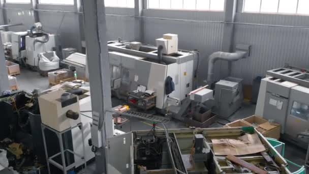 生产车间总体规划 在一个配备机床的大型车间里工作 现代化工厂的工业内部 — 图库视频影像