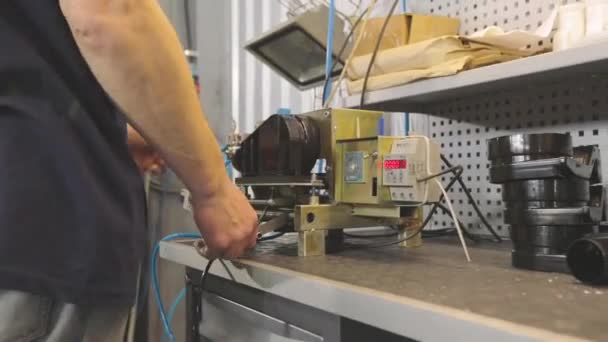 Ένας Εργάτης Φτιάχνει Ένα Πλαστικό Εξάρτημα Χειροκίνητη Εργασία Παραγωγή Πλαστικών — Αρχείο Βίντεο