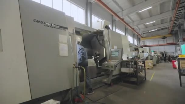 労働者は現代のCnc機械で働いています Cncマシンとの近代的なワークショップ 男はCncマシンで動作します 近代的な工場 — ストック動画