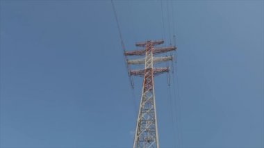 Mavi gökyüzüne karşı güç hattı. Modern yüksek voltaj kulesi. Mavi gökyüzüne karşı elektrik iletim kulesi. Yüksek Voltaj Aktarım Kulesi.
