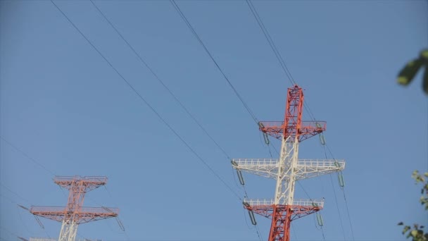 Power Line Blue Sky Modern High Voltage Tower Electrical Transmission — Vídeos de Stock