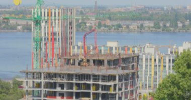 Çok katlı bir bina zaman turu inşaatı. Kule vinci inşaat alanında tur atıyor. Yapım vinci zaman turları.