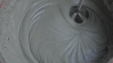 Kovada harç karıştırıyorum. Havan topu mikserle birlikte bir kovada yoğurulur..